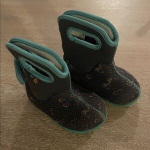 BOGS infant rain boots, 100% waterproof with cozy lining.